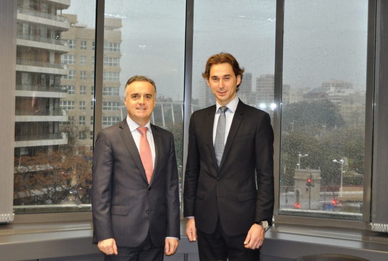 Jose Luis (Grupo Gimeno) y Jorge (Grupo Sothis) firmando el acuerdo para comercializar la solución iotsens