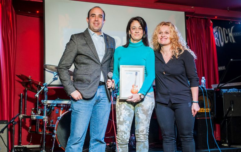 Premio "Rookie del Año" para Grupo Sothis - Imagen de Yolanda Lucas y Juan Pedro Fernández recogiéndolo
