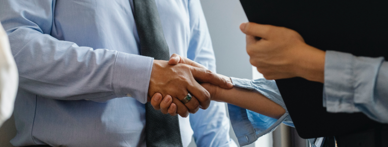 apretón de manos entre un hombre y una mujer