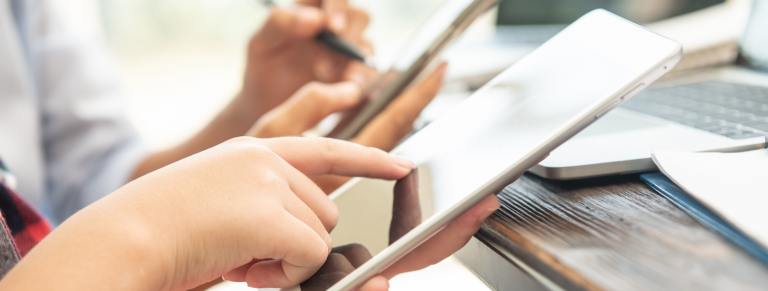 Manos señalando una tableta