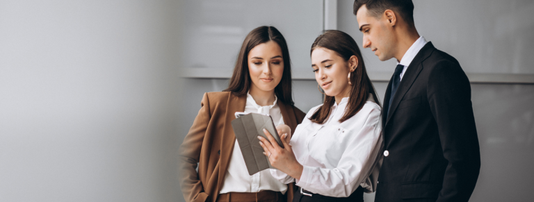 equipo de tres personas viendo SAP Fiori en una tableta