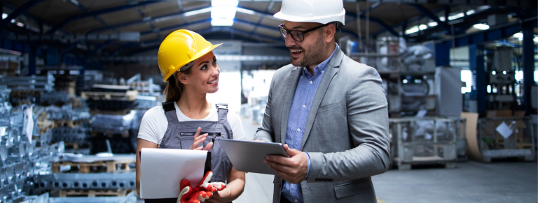 Trabajadores de almacén hablando