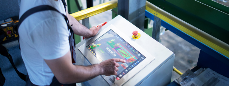 Personal de planta trabajando con máquinas