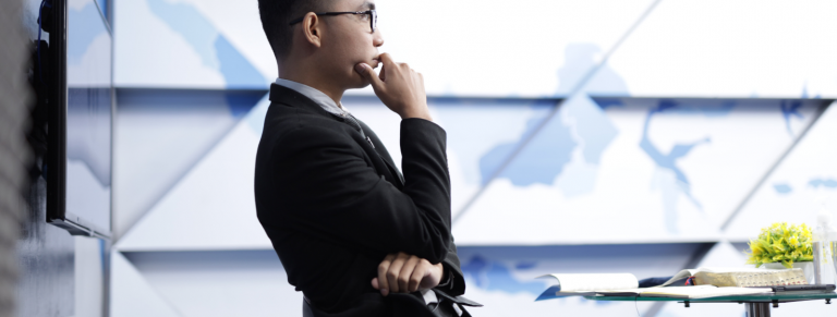 trabajador joven en traje pensativo