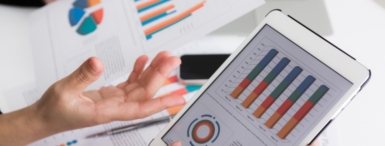 Mano señalando gráfica en una tabla