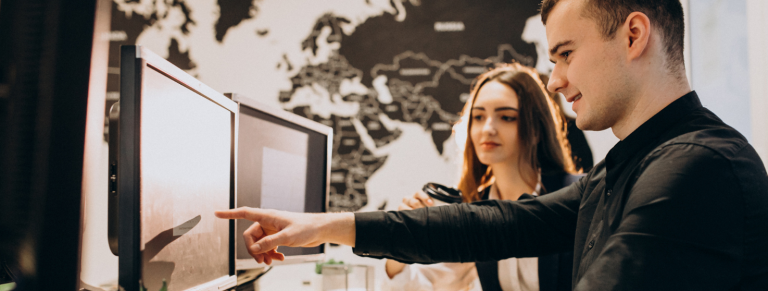 Personas trabajando sobre el ERP