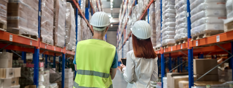 Trabajadores en almacén buscando productos