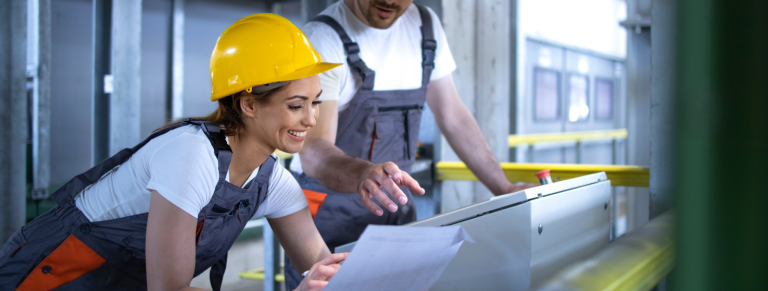 personas en gestión de órdenes de fabricación