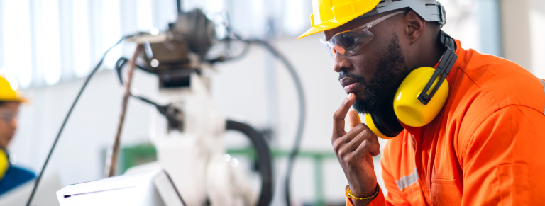 trabajador haciendo pruebas para aumentar la producción