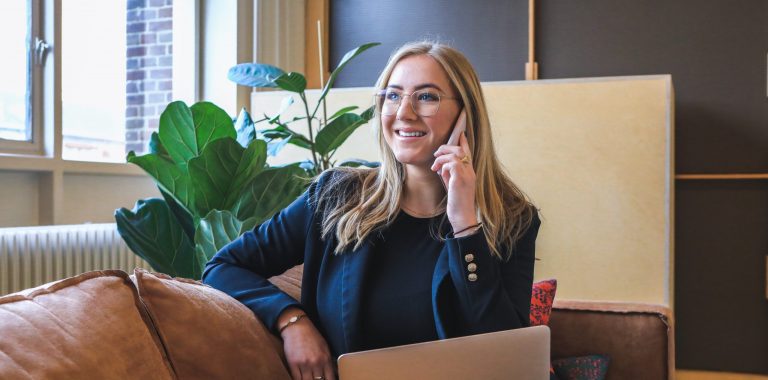 persona de recursos humanos al teléfono