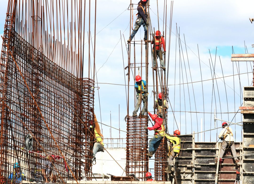 Obreros trabajando en la construcción de un edificio