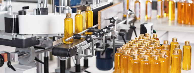 Botellas de plástico siendo rellenadas. SAP impuesto plástico.